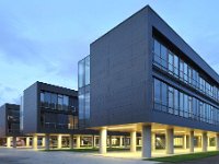 Zagrebačke gimnazije IV. zagrebačka gimnazija A  Kako tridesetih godina Grad Zagreb postaje vrlo jak industrijski i trgovački centar a broj stanovnika nezadrživo se povećava, osjećala se potreba za proširenjem mreže škola. Dotadašnji broj gimnazija nije mogao zadovoljiti sve veće potrebe pučanstva, pa je 8. listopada 1934. osnovana IV. gimnazija u Zagrebu. Samo prvi mjesec nova je gimnazija bila u okviru I. gimnazije, da bi se već slijedeći mjesec, 7. studenog, osamostalila te počela djelovati pod službenim imenom «Državna IV. muška realna gimnazija u Zagrebu».